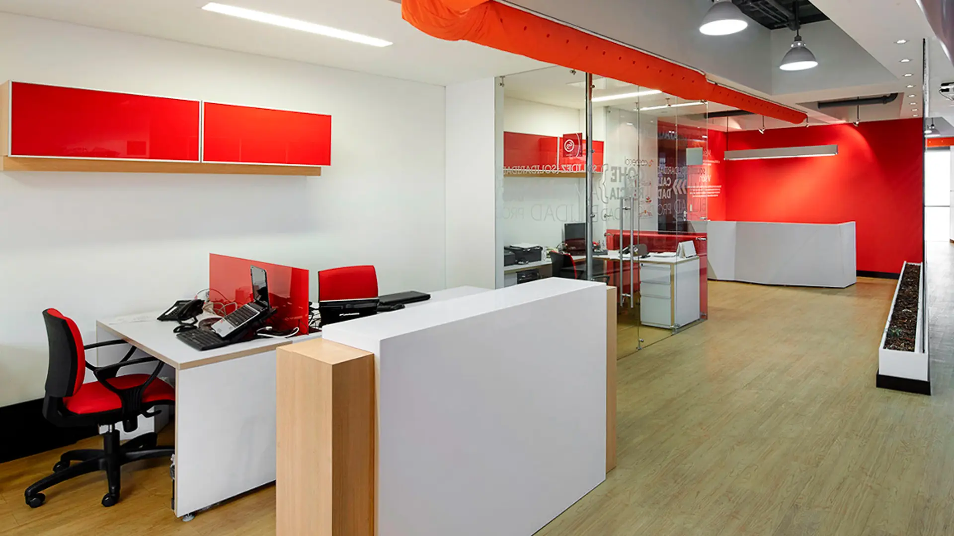 Proyecto proyecto de remodelación de oficina en San Isidro por Jaramillo Contratistas