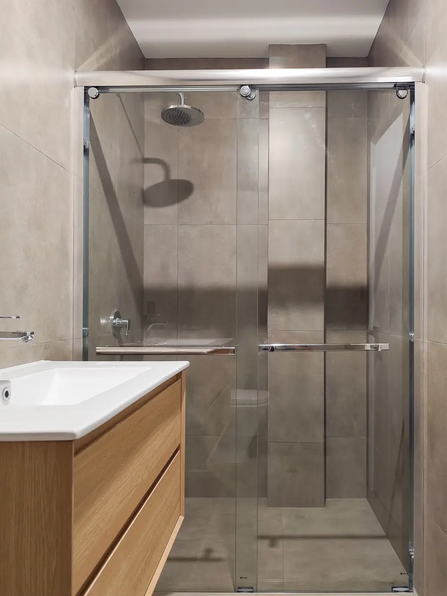 Detalle de revestimiento de porcelanato y mampara de ducha