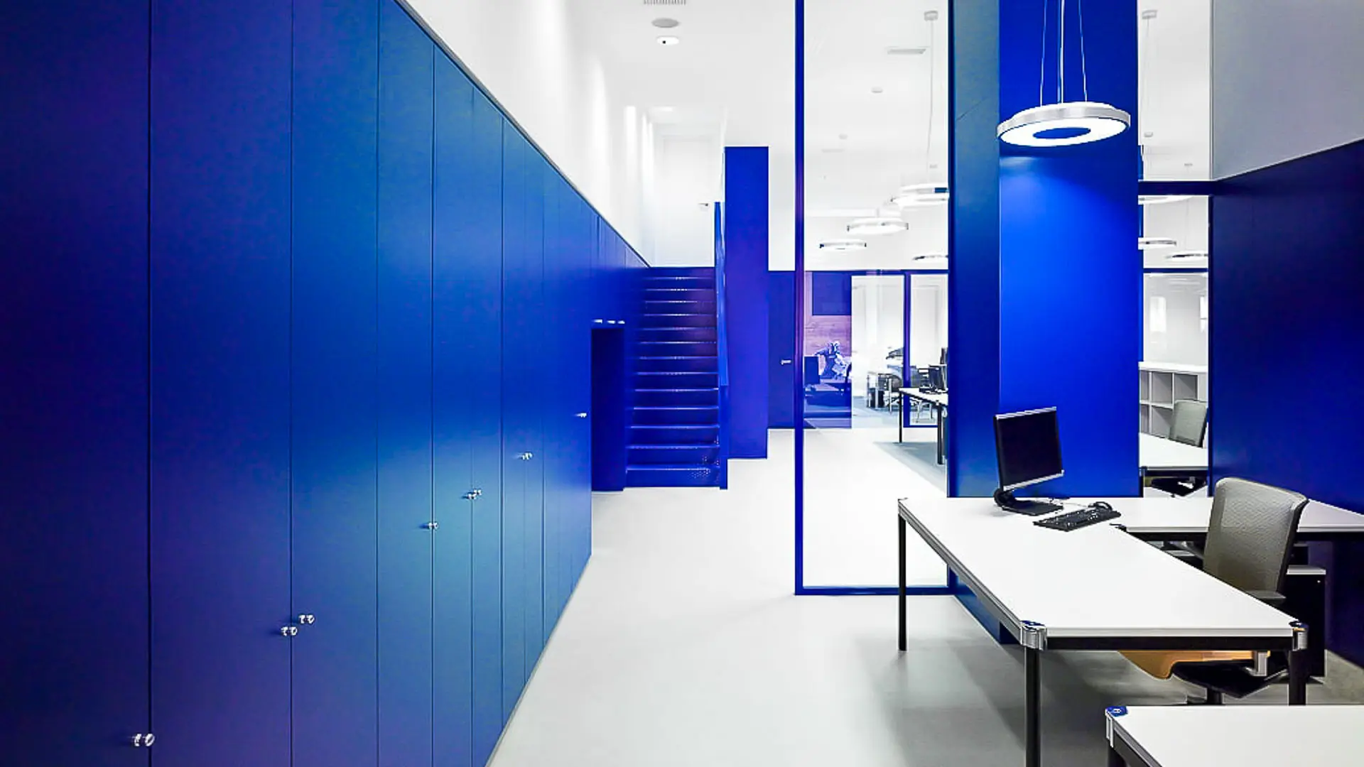 Pintor profesional aplicando pintura con rodillo sobre una pared perfectamente preparada