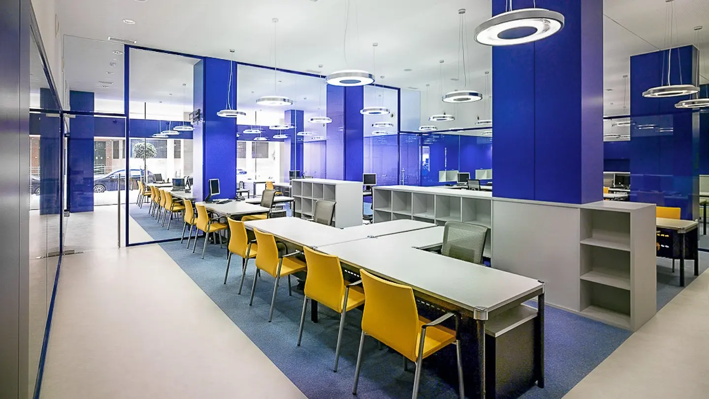 Oficina moderna y colaborativa remodelada por Jaramillo Contratistas en Lima